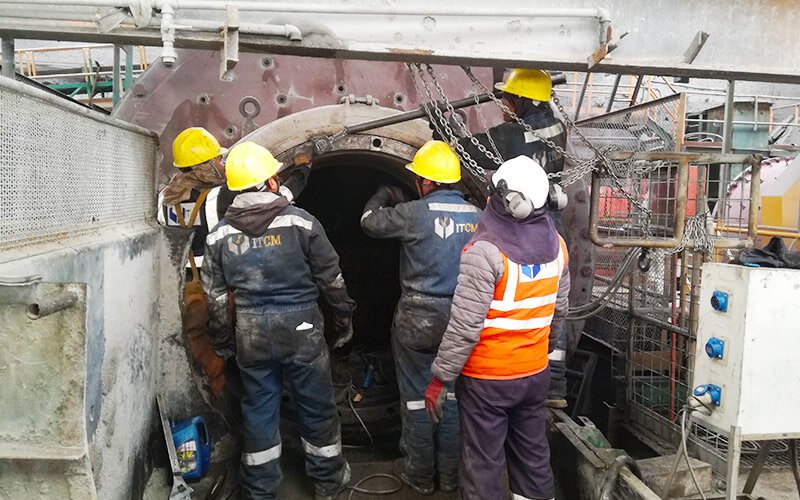 EXTRACCIÓN DE PERNOS DEL trunnion liner DE MOLINO DE 9 ½ *12